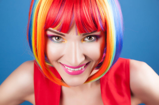 beautiful woman wearing colorful wig - Foto, afbeelding