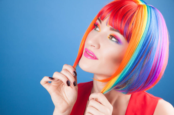 красивая женщина носит красочный парик
 - Фото, изображение