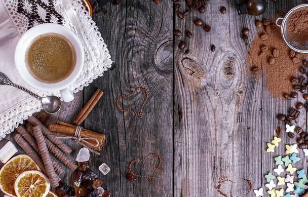 Grijze houten achtergrond met zwarte koffie  - Foto, afbeelding