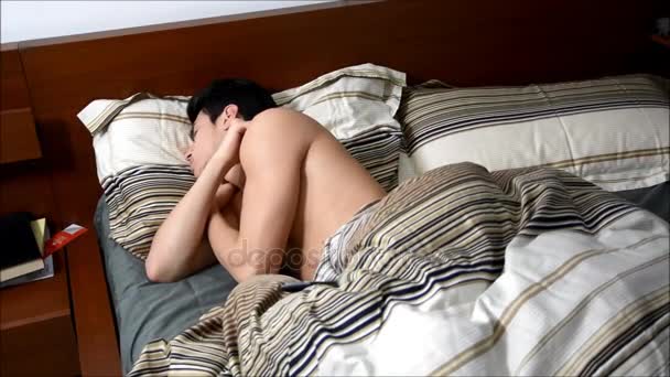 az ember éber megjelöl-ból alvás ágyban - Felvétel, videó