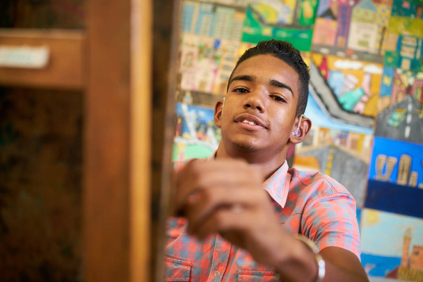 Φοιτητής ευτυχισμένη μαύρο αγόρι σχολείο τέχνης χαμογελά στη φωτογραφική μηχανή - Φωτογραφία, εικόνα