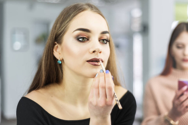 stylist applying makeup - Foto, Bild