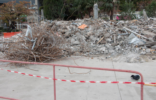 фрагменты разрушенных зданий во второй половине дня
 - Фото, изображение