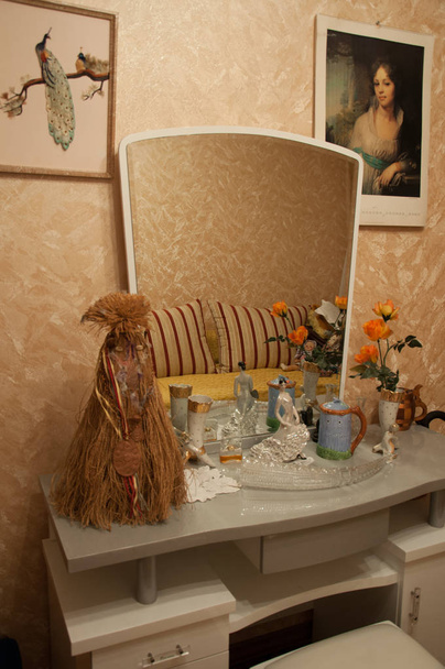 стол с зеркалами и старинными фигурками
 - Фото, изображение