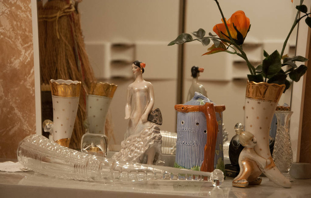tafel met spiegel en vintage figuren - Foto, afbeelding