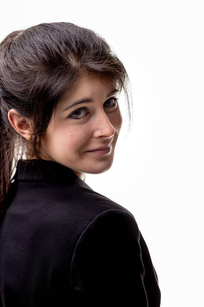 mooie jonge vrouw op een zwarte jas - Foto, afbeelding