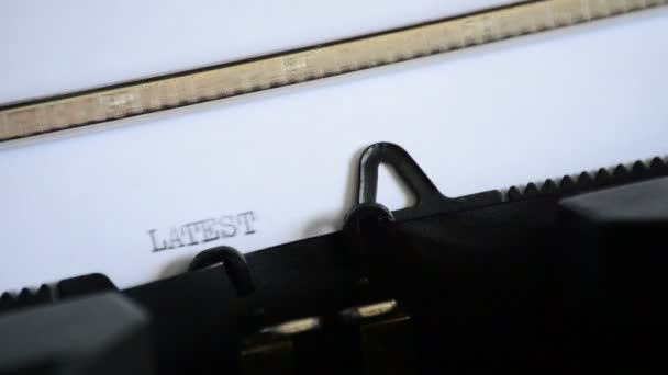 Tippen des Ausdrucks Neueste Nachrichten mit einer alten manuellen Schreibmaschine - Filmmaterial, Video