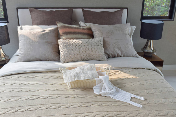 寝具の枕の多くの質感と温かみのあるクラシック スタイルのバスケットを編む - 写真・画像