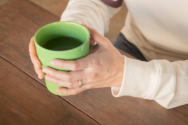 Donna mano sul tè verde caldo bere
 - Foto, immagini