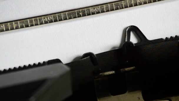 Πληκτρολογώντας τη λέξη ανέργων με μια παλιά χειροκίνητη γραφομηχανή - Πλάνα, βίντεο