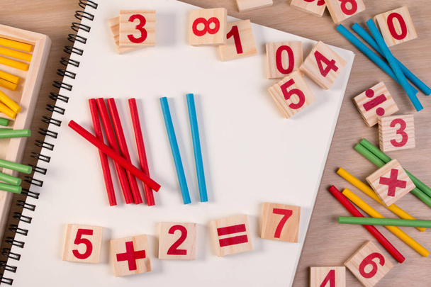 Eğitici çocuk matematik oyuncak ahşap tahta sopa oyunu çocuklar matematik sınıf anaokulu kümesinde sayma. Matematik oyuncak çocuk kavramı. - Fotoğraf, Görsel