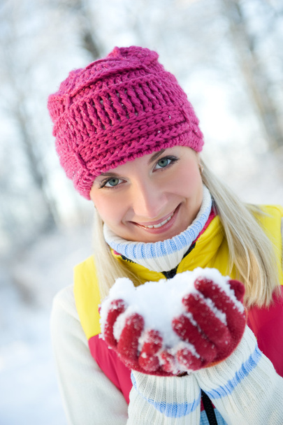 Mujer hermosa congelada en ropa de invierno al aire libre
 - Foto, imagen