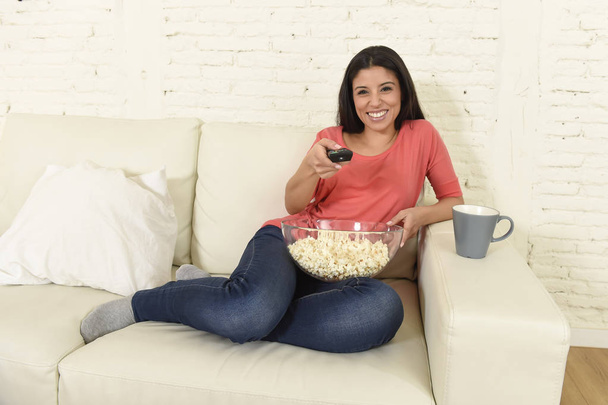 幸せな女の幸せソファー ソファでテレビを見て興奮して楽しんでロマンチックな映画 - 写真・画像