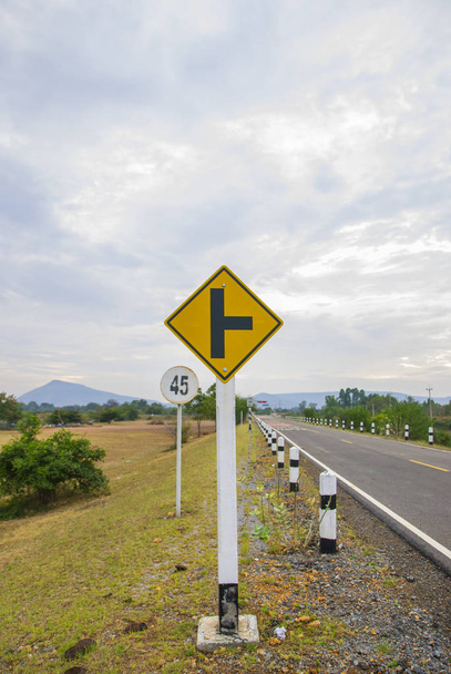 Znak drogowy na drodze - Zdjęcie, obraz