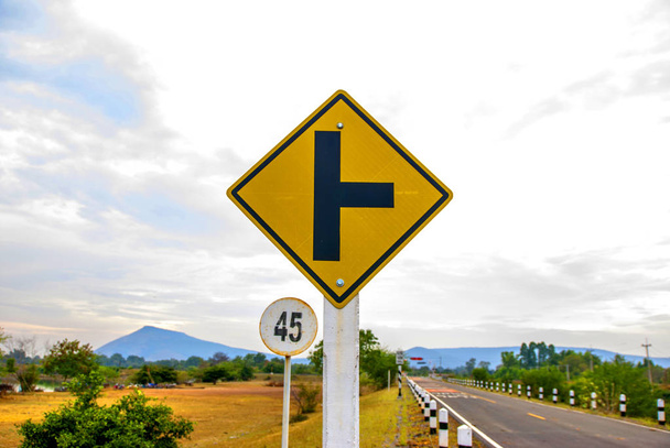 Дорожный знак по дороге
 - Фото, изображение