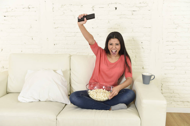 Frau zu Hause auf der Couch vor aufgeregtem Fernseher Fußballsport feiert Sieg - Foto, Bild
