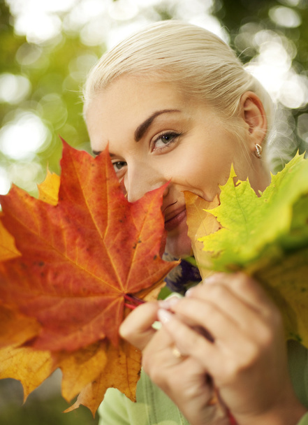 Mulher com folhas de outono - Foto, Imagem