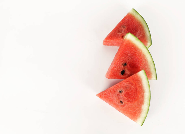 piros görögdinnye egészben és szelet tányéron mentalevéllel - Fotó, kép