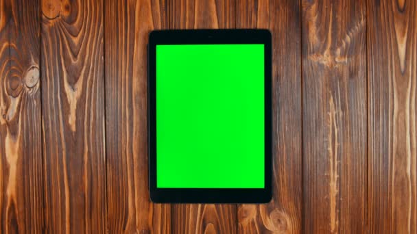 Een vinger Swipes op een Tablet PC groen scherm. Swipe juiste gebaar. - Video
