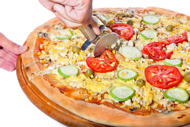 Нарізати смачну овочеву піцу скибочками. Піца з соєвого сиру, помідорів, кетчупу, кукурудзи, марину, грибів, оливок
  - Фото, зображення
