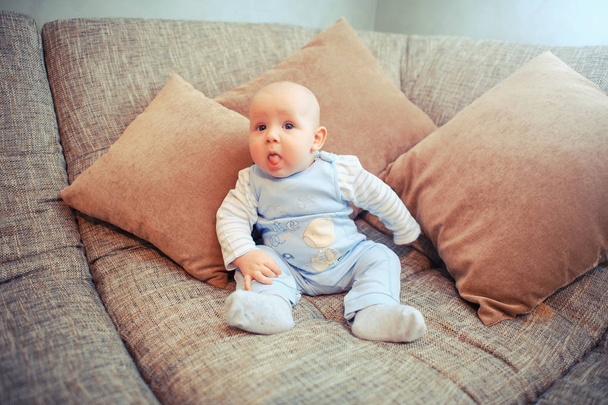 blue-eyed baby on the couch - Foto, Imagen