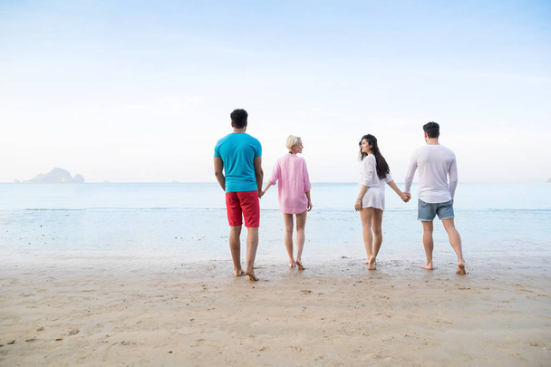 Młodzi ludzie grupy na lato Plaża wakacje, przyjaciół spaceru nadmorskim powrót widok z tyłu - Zdjęcie, obraz