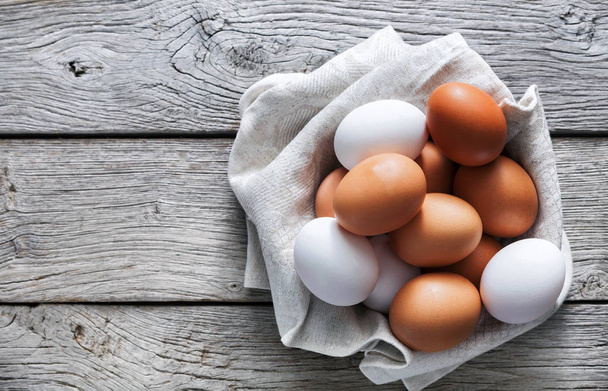 Huevos marrones de pollo fresco en madera rústica, concepto de agricultura ecológica
 - Foto, Imagen