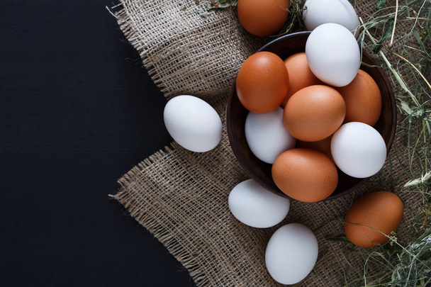frische Hühner braune Eier auf Sack isoliert, ökologischer Landbau Hintergrund - Foto, Bild