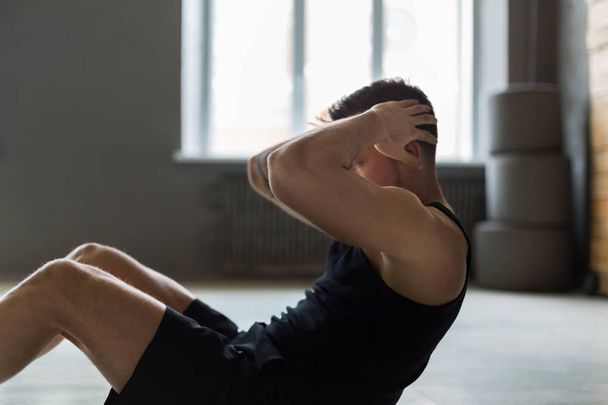 Genç adam fitness egzersiz, sit-up egzersizi abs için - Fotoğraf, Görsel