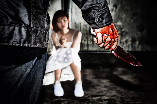 Asesino sangriento mano sosteniendo cuchillo untado con sangre listo para un
 - Foto, imagen