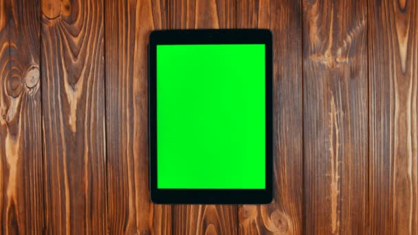 Ein Finger wischt über einen grünen Bildschirm des Tablets. Doppelter Seitenhieb nach oben. - Filmmaterial, Video