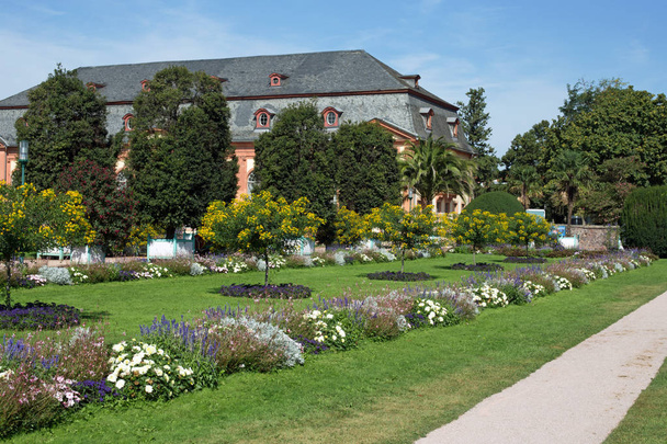 Tuin van de Orangerie in Darmstadt (Hessen, Duitsland) - Foto, afbeelding
