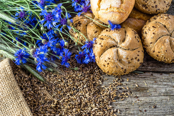 Fresh bread rolls or buns, bakery backgrounds - Fotoğraf, Görsel