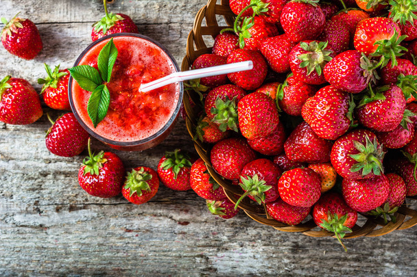 Fresh strawberry smoothie, summer drink, healthy antioxidant juice with vitamin from fresh fruits - 写真・画像