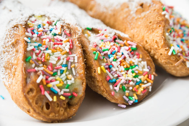 Cannoli, italialainen Jälkiruoka täynnä vaniljakastike kerma
 - Valokuva, kuva