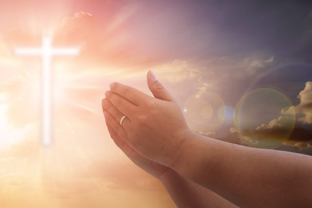Emberi kéz nyissa meg a tenyér felfelé imádják. Eucharisztia terápia áldja Isten ő - Fotó, kép