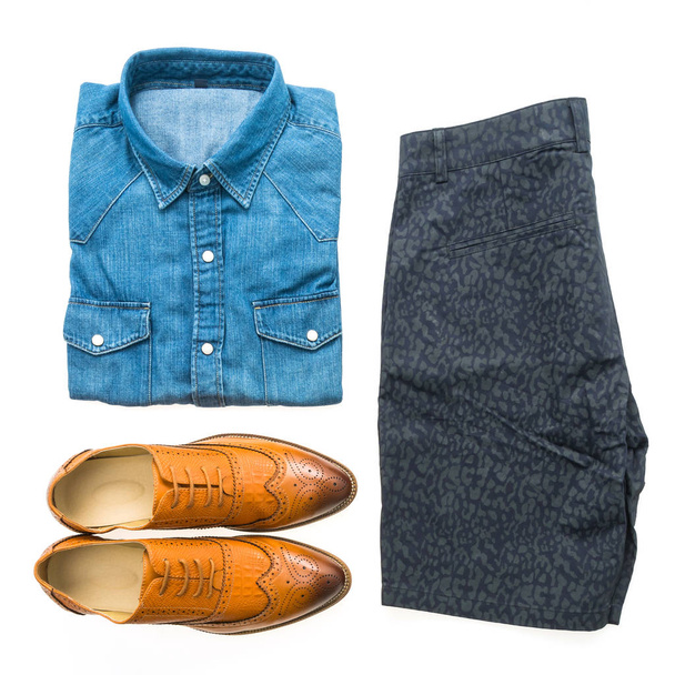 Chemise pantalon court et chaussures en cuir
 - Photo, image