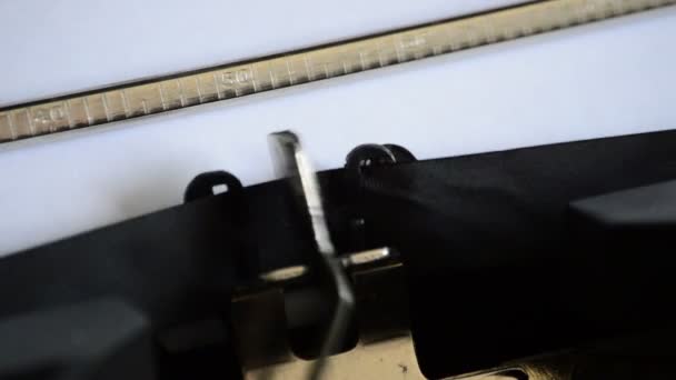 den Ausdruck liebe Kollegen mit einer alten manuellen Schreibmaschine eintippen - Filmmaterial, Video