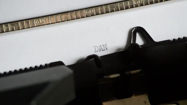 Wpisując słowa niebezpieczeństwo z stara maszyna do pisania ręcznego - Materiał filmowy, wideo