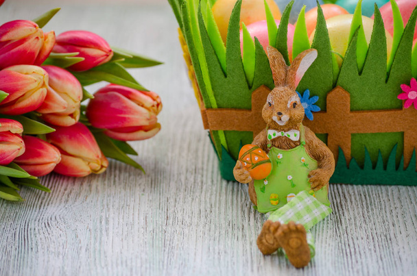 easter bunny with tulips and eggs on the vntage wooden - Φωτογραφία, εικόνα