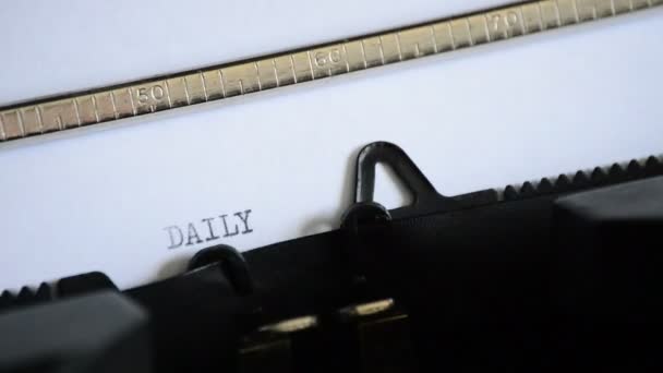 Tippen des Ausdrucks Tagesnachrichten mit einer alten manuellen Schreibmaschine - Filmmaterial, Video