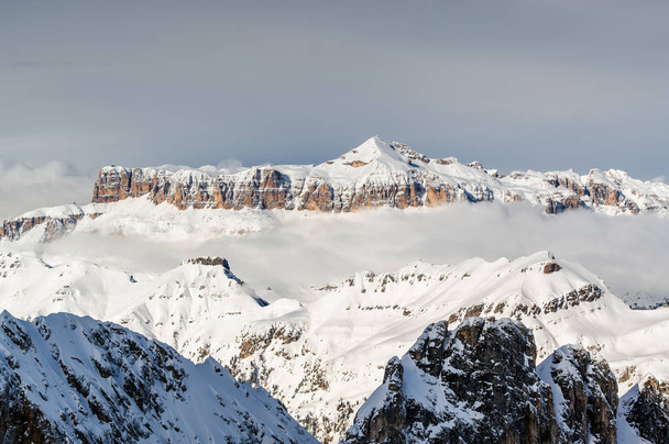sonniger Blick auf die Dolomiten vom Marmolada-Gletscher von Araba, Trentino-Alto-adige, Italien. - Foto, Bild