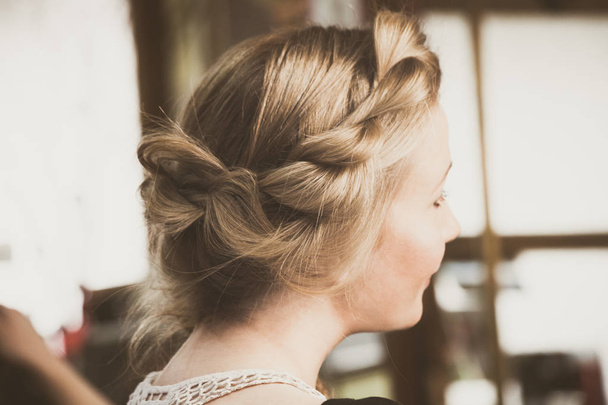 сучасний вільний плетений жіночий портрет волосся
 - Фото, зображення