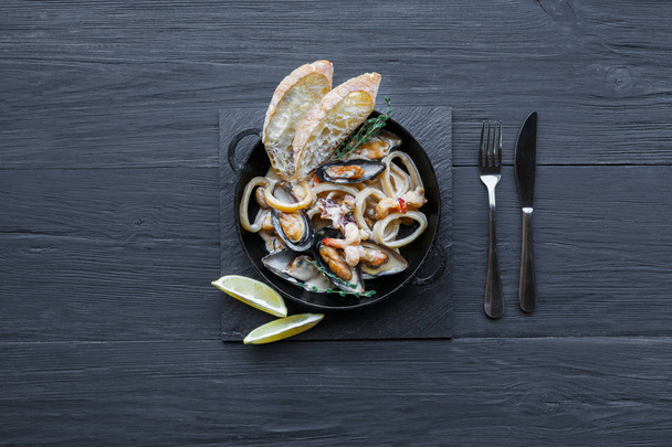 Seafood Stew on dark wood background, top view, kopioi tilaa
 - Valokuva, kuva