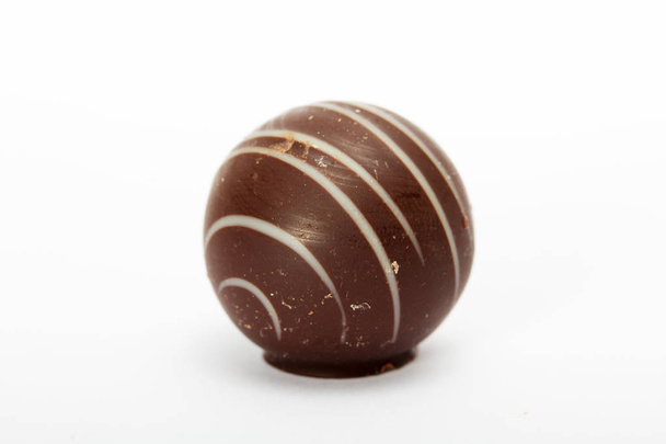 Dellicious lüks hafif bir arka plan üzerinde çikolata - Fotoğraf, Görsel