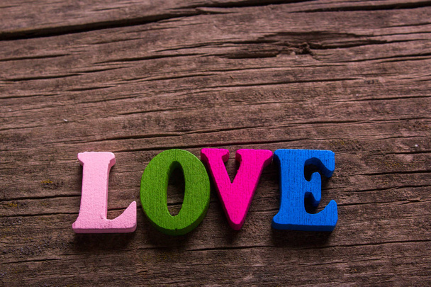 η λέξη αγάπη κατασκευασμένα από ξύλινα γράμματα - Φωτογραφία, εικόνα