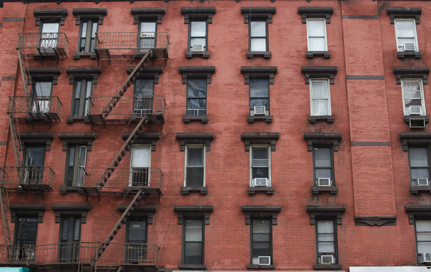 Typowy starych domów z Schody ewakuacyjne w Manhattan Nowy Jork - Zdjęcie, obraz