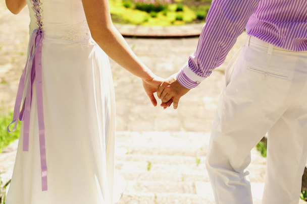 Ślub pary spacery wokół kwietnik - Zdjęcie, obraz