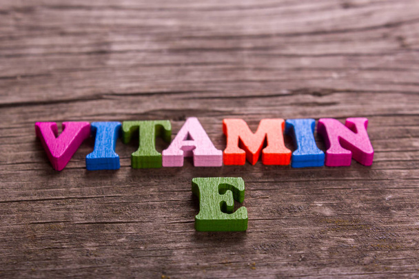 E-vitamiini sana valmistettu puisista kirjaimista
 - Valokuva, kuva