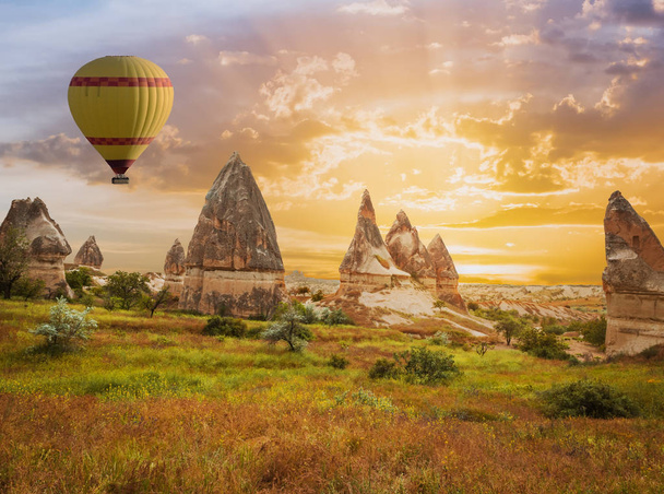 great tourist attraction Cappadocia balloon flight - Foto, imagen